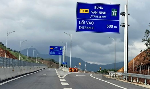 Lối rẽ vào cao tốc Bùng - Vạn Ninh khiến người đi đường bối rối vì 2 biển chỉ dẫn giống nhau. Ảnh: Công Sáng