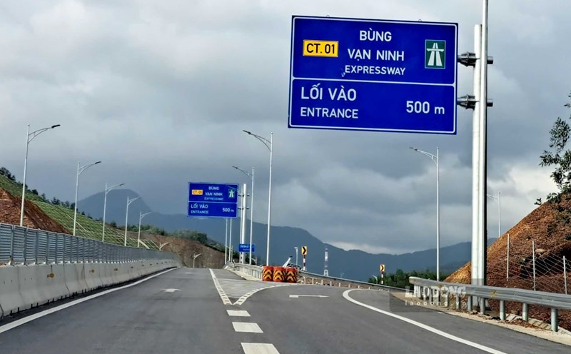The entrance to Bung - Van Ninh Expressway confuses road users because the two directional signs are the same. Photo: Cong Sang