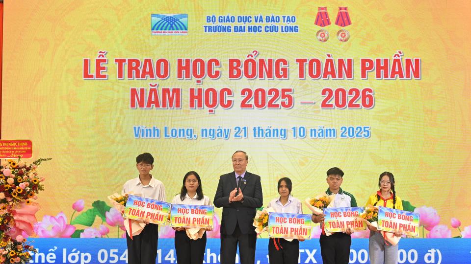 Nha truong trao hoc bong va khen thuong cho cac tan sinh vien dat thanh tich cao. Anh: Hoang Loc
