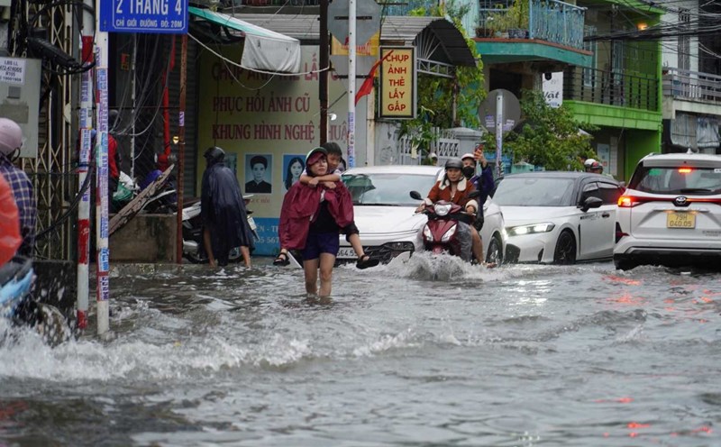 Khanh Hoa toma la iniciativa de planes para que los estudiantes aprendan en linea antes del desarrollo de la tormenta numero 12. Foto: Phuong Linh