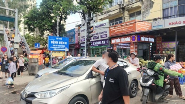 “Ma trận” hàng quán và bãi xe trái phép trước Bệnh viện K Tân Triều. Ảnh: Minh Hạnh