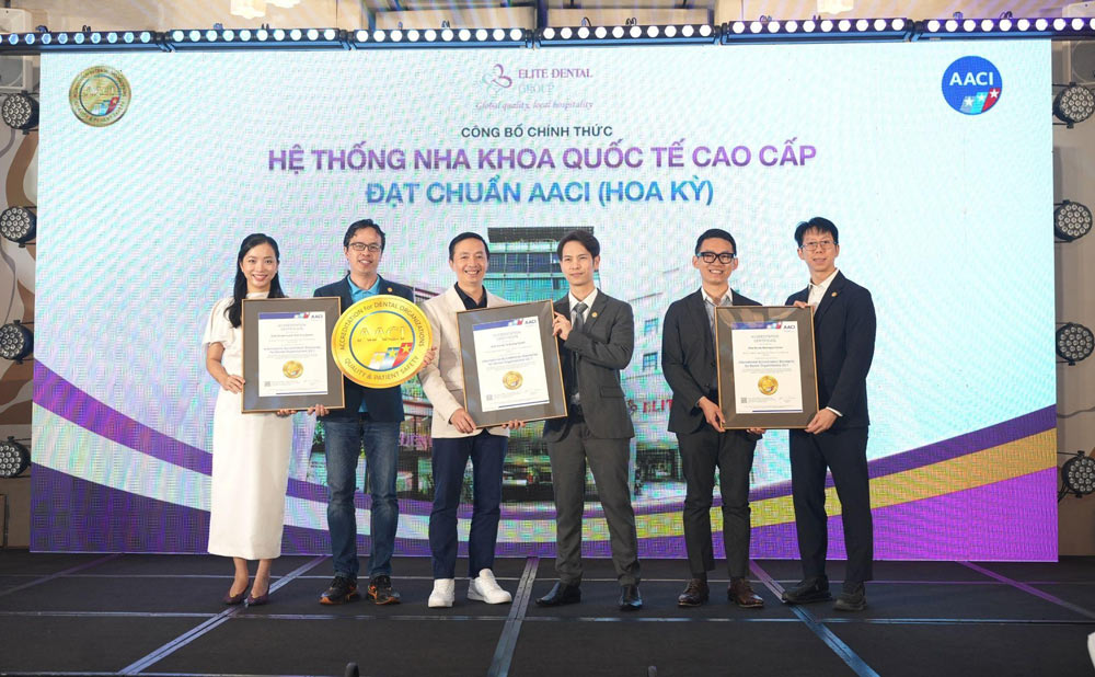 AACI Asia - Pacific representative presented AACI quality standards to representatives of 3 clinics in the Elite Dental dental system. Photo: Provided by the enterprise