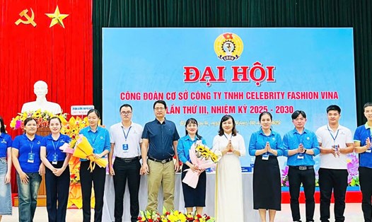 Bà Nguyễn Thị Ngọc Ánh – Phó Chủ tịch Liên đoàn Lao động thành phố Đà Nẵng, Trưởng khu vực phía Nam (áo dài) tặng hoa chúc mừng Ban Chấp hành Công đoàn cơ sở Công ty TNHH Celebrity Fashion Vina nhiệm kỳ 2025-2030. Ảnh: Công đoàn Đà Nẵng