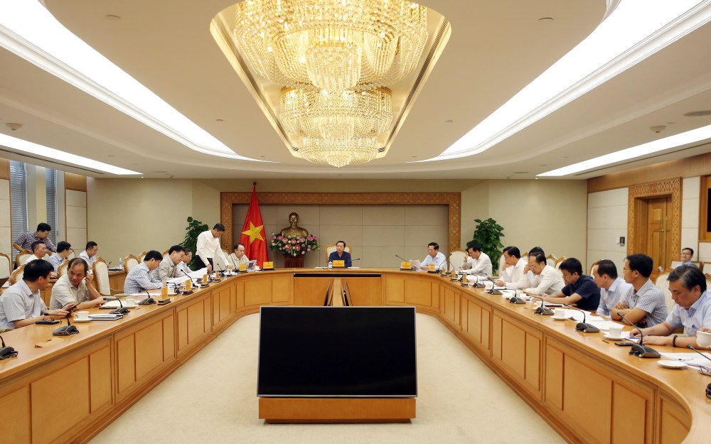 Deputy Prime Minister Tran Hong Ha chaired a meeting to listen to a report on the promulgation of regulations, standards and contents related to the North-South high-speed railway project. Photo: VGP/Minh Khoi