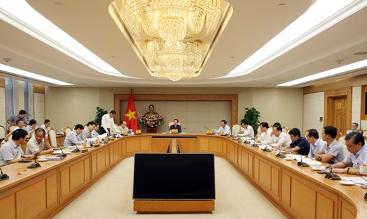 Phó Thủ tướng Chính phủ Trần Hồng Hà chủ trì cuộc họp nghe báo cáo về ban hành quy chuẩn, tiêu chuẩn và các nội dung liên quan đến dự án đường sắt tốc độ cao Bắc - Nam. Ảnh: VGP/Minh Khôi