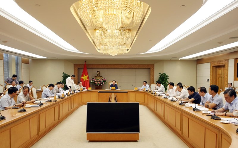 Deputy Prime Minister Tran Hong Ha chaired a meeting to listen to a report on the promulgation of regulations, standards and contents related to the North-South high-speed railway project. Photo: VGP/Minh Khoi