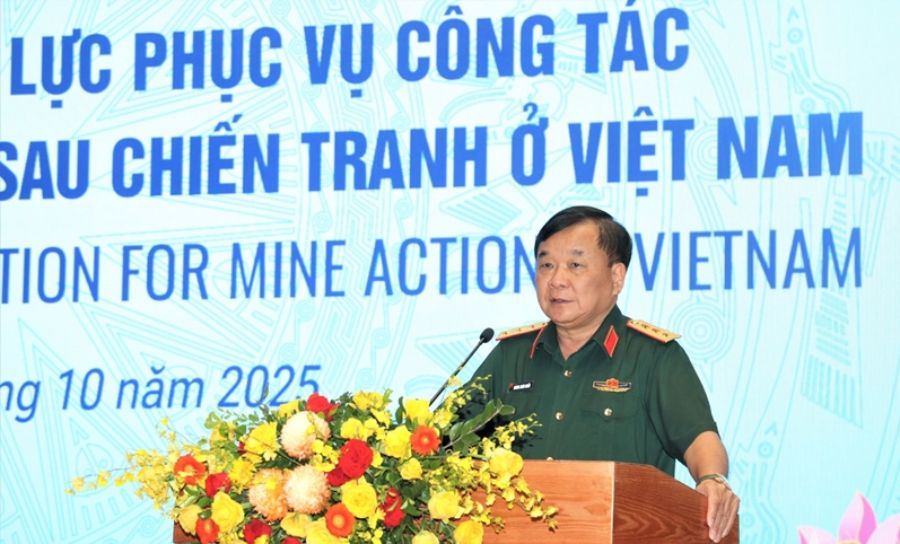Senior Lieutenant General Hoang Xuan Chien requested to further speed up the progress of overcoming the consequences of bombs and mines. Photo: Ai Van