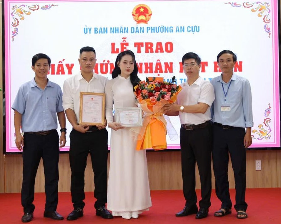 The People's Committee of An Cuu Ward held a ceremony to hand over the marriage certificate to the couple. Photo: N. Thanh.