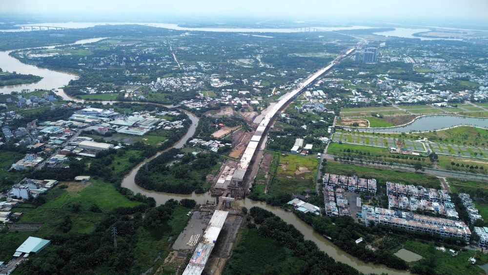 Trong anh la cong truong du an vanh dai 3 tu goi XL3 - XL2 - XL1 (giao cao toc TP.HCM - Long Thanh - Dau Giay ve Vinhomes Grand Park). Con hon hai thang nua se khai thac tuyen nay  