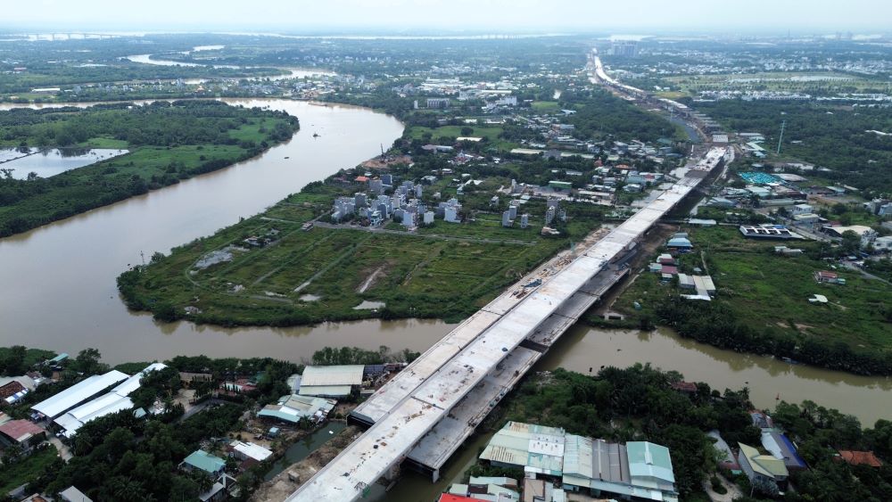  Tu tren cao nhin xuong, hai nhanh cau can Vanh dai 3 dan lien mach, hinh thanh truc giao thong chien luoc cua TPHCM. Ảnh: Anh Tu