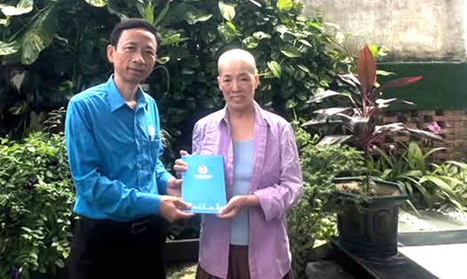 Liên đoàn Lao động thành phố Đà Nẵng hỗ trợ đột xuất cho đoàn viên khó khăn. Ảnh: Công đoàn Đà Nẵng