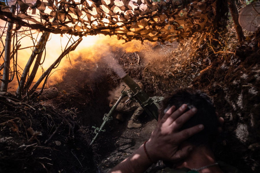 Ukrainian soldiers fire mortars at the Russian military's location in Donetsk, August 26. Photo: AFP
