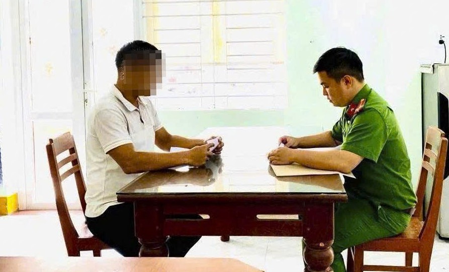 Công an xã Nghĩa Hành quyết định xử phạt vi phạm hành chính 5 triệu đồng đối với ông T.B.L ở xã Nghĩa Hành, tỉnh Quảng Ngãi. Ảnh: Công an Quảng Ngãi