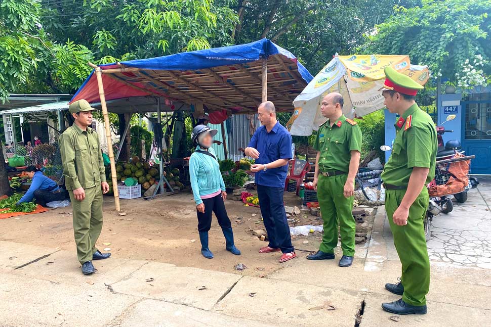 Chinh quyen xa Van Canh van dong nguoi dan quay lai cho moi buon ban. Anh: Nguyen Chon
