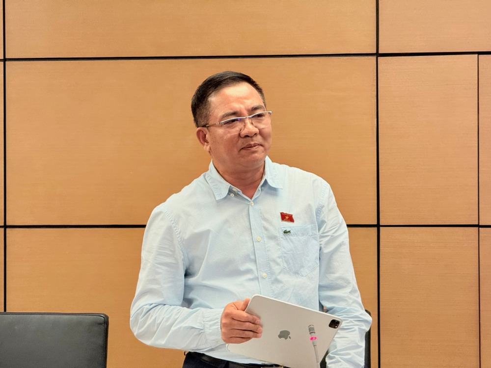 Lieutenant General Nguyen Minh Duc affirmed that the police, prosecutors, courts, tax authorities or even banks do not work with citizens over the phone. Photo: Pham Dong