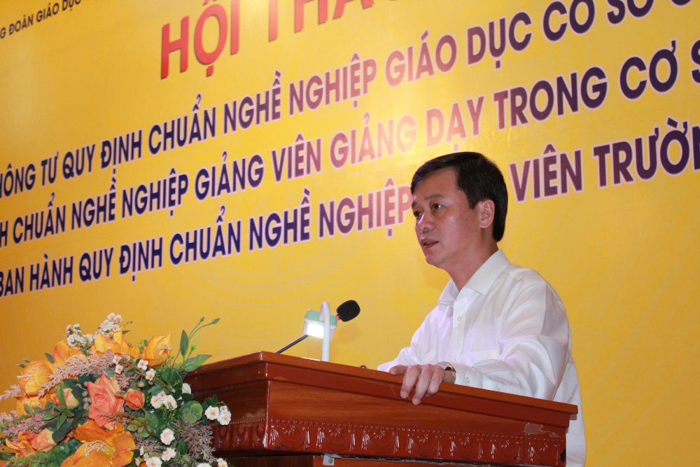 교육부 교사 및 교육 관리자국 부국장인 Pham Tuan Anh 박사에 따르면 교사법 및 관련 현행법 규정에 따른 교사 직업 기준 제정은 교육 품질 향상에 기여할 것입니다. 사진: Phan The Bach