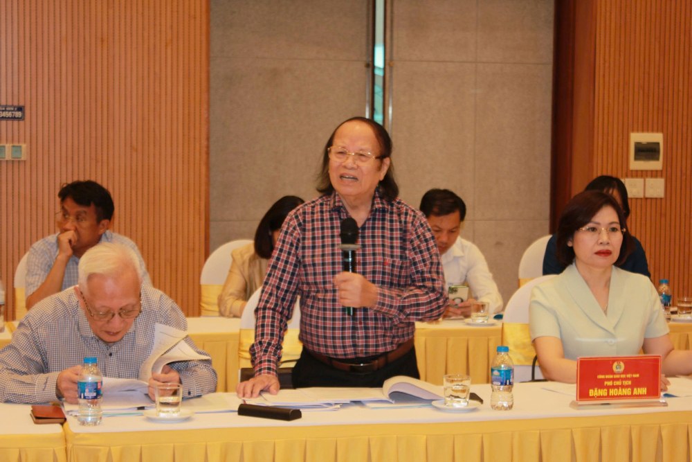PGS, TS. Vu Trong Ry, Pho Chu tich Hoi Khoa hoc Tam li - Giao duc Viet Nam neu quan diem, ve nhiem vu cua giao vien, quy dinh nhiem vu cua giao vien nen khai quat va thong nhat o ca ba cap hoc, khong nen di theo cac dau viec cua giao vien. Anh: Phan The Bach