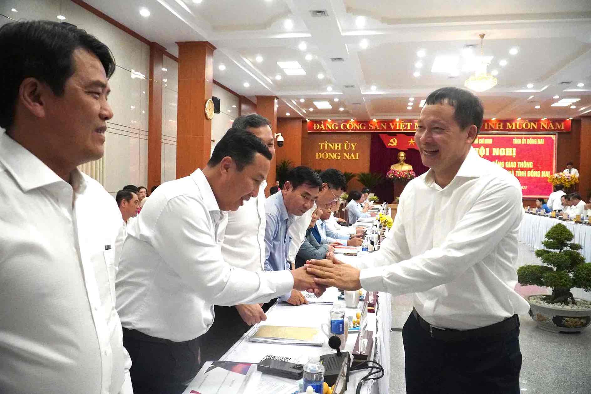 Bi thu Tinh uy Dong Nai Vu Hong Van bat tay cac dai bieu TPHCM tham du hoi nghi. Anh: HAC