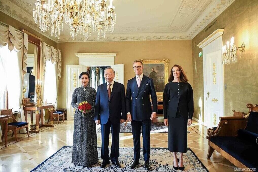 General Secretary To Lam and his wife Ngo Phuong Ly took a group photo with Finnish President Alexander Stubb and his wife. Photo: International Newspaper/Ministry of Foreign Affairs