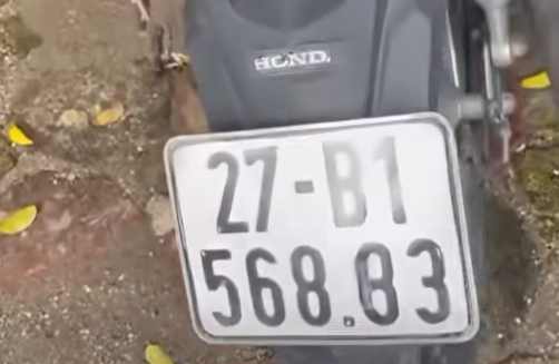 Una matricula de coche despues de ser arreglada y desviada fue descubierta por la policia de trafico de Bac Ninh. Foto: Departamento de Policia de Trafico de Bac Ninh