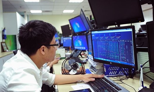 Thị trường chứng khoán hồi phục nhờ lực cầu bắt đáy tăng mạnh. Ảnh: Lê Toàn