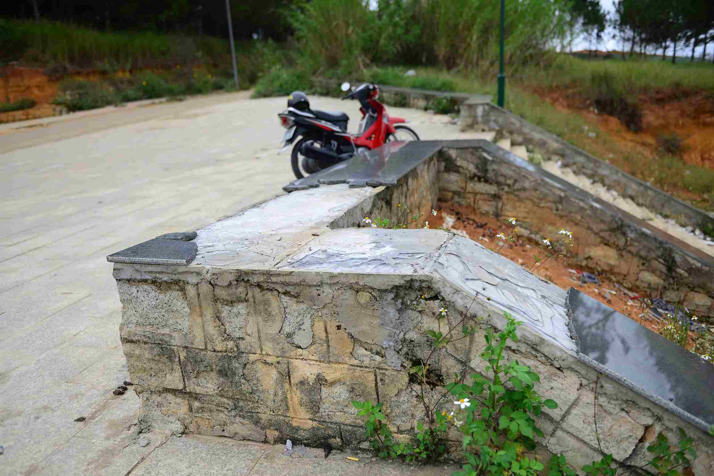 Cau thang dan vao san van dong xuat hien tinh trang hu hong do bi dap pha. Anh: Phuc Khanh