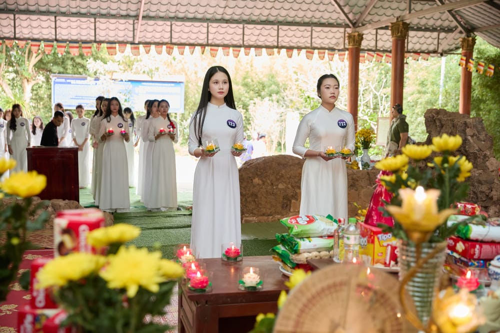 Cac nguoi dep dang huong tai Chua Vat. Anh: Ban to chuc