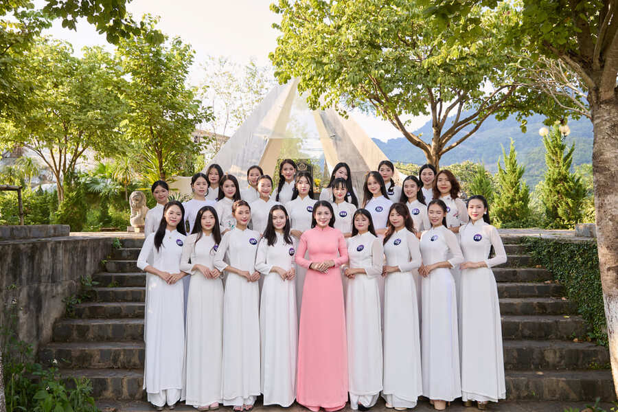 2025년 베트남 민족 관광 미인 대회 참가자들이 손라의 목쩌우 빈다를 방문하고 있습니다. 사진: 조직위원회