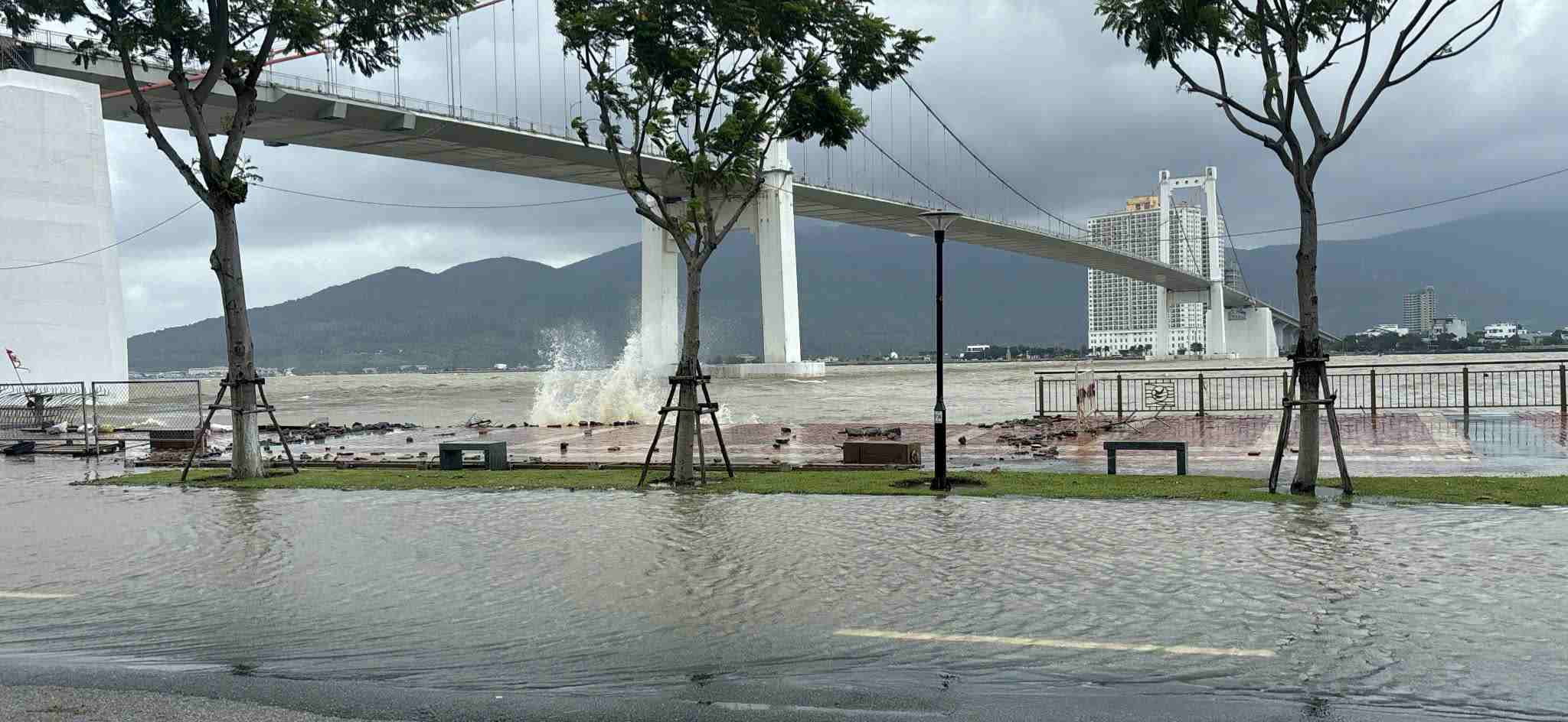 Waves at the mouth of the Han River, Da Nang rose, hitting the sidewalk of Nhu Nguyet Street. Boats anchored at the end of the river were unsafe and had to be evacuated. Photo: Tran Thi