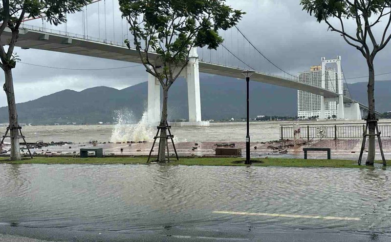 Las olas en la desembocadura del rio Han en Da Nang suben bruscamente y se desbordan sobre la acera de la calle Nhu Nguyet. Los barcos anclados al final del rio no son seguros y deben ser evacuados. Foto: Tran Thi
