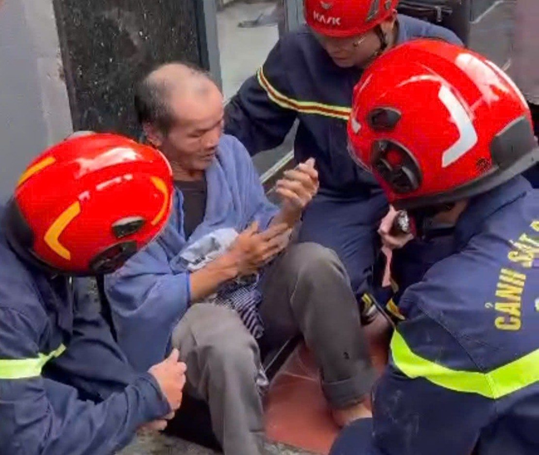 Cu ong duoc cuu khoi dam chay. Ảnh: Cong an Hai Phong