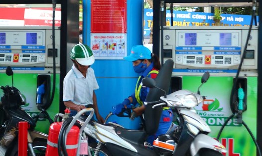 Giá xăng E10 tại Tập đoàn Xăng dầu Việt Nam và Tổng Công ty Dầu Việt Nam đang dao động từ 19.680 - 20.070 đồng/lít. Ảnh: Tuyết Lan