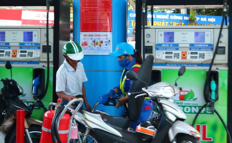 E10 gasoline prices at the Vietnam National Petroleum Group and Vietnam Oil Corporation are fluctuating from 19,680 - 20,070 VND/liter. Photo: Tuyet Lan