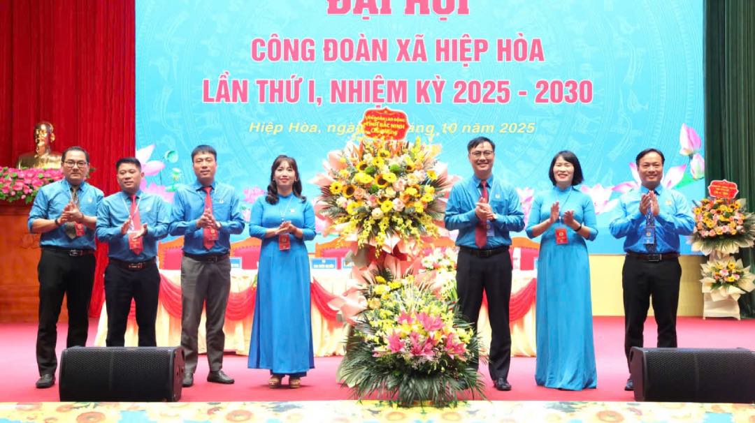 Leaders of the Bac Ninh Provincial Federation of Labor presented flowers to congratulate the 1st Hiep Hoa Commune Trade Union Congress. Photo: Hiep Hoa Commune Trade Union