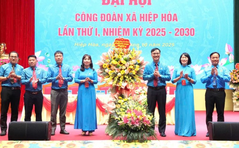 Leaders of the Bac Ninh Provincial Federation of Labor presented flowers to congratulate the 1st Hiep Hoa Commune Trade Union Congress. Photo: Hiep Hoa Commune Trade Union