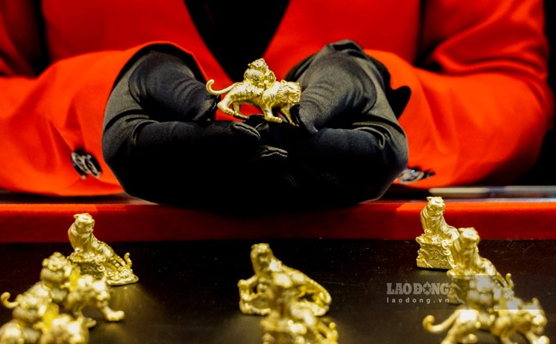 Gold prices fell sharply in the trading session on the afternoon of October 21. Photo: Phan Anh