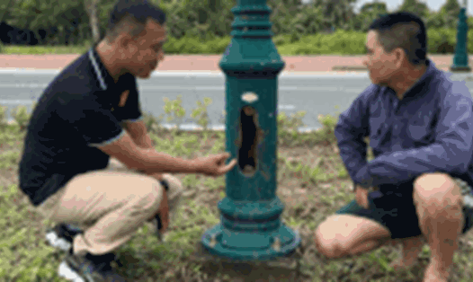 Tuyến đường Võ Văn Kiệt có nhiều trụ đèn đường bị mất dây điện. Ảnh: Hoàng Lộc