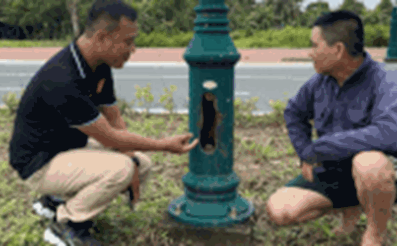 Vo Van Kiet Street has many street lights with lost power lines. Photo: Hoang Loc
