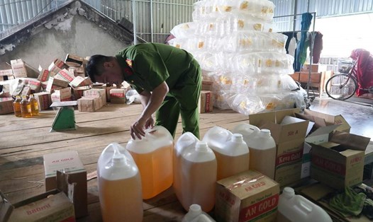 Gần 4.000 thùng dầu ăn giả được công an thu giữ. Ảnh: Ngọc Anh