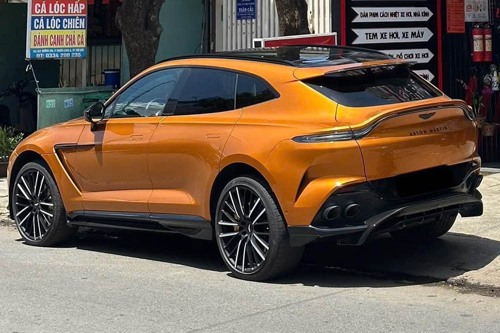 Un raro Aston Martin DBX707 naranja y dorado aparece en las calles de Ciudad Ho Chi Minh. Foto: Manh Cuong