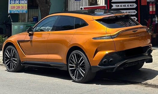 Chiếc Aston Martin DBX707 màu cam đồng hiếm gặp xuất hiện trên đường phố TPHCM. Ảnh: Mạnh Cường
