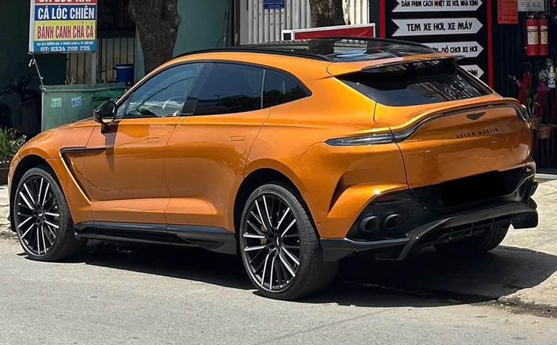 The rare bronze-orange Aston Martin DBX707 appeared on the streets of Ho Chi Minh City. Photo: Manh Cuong