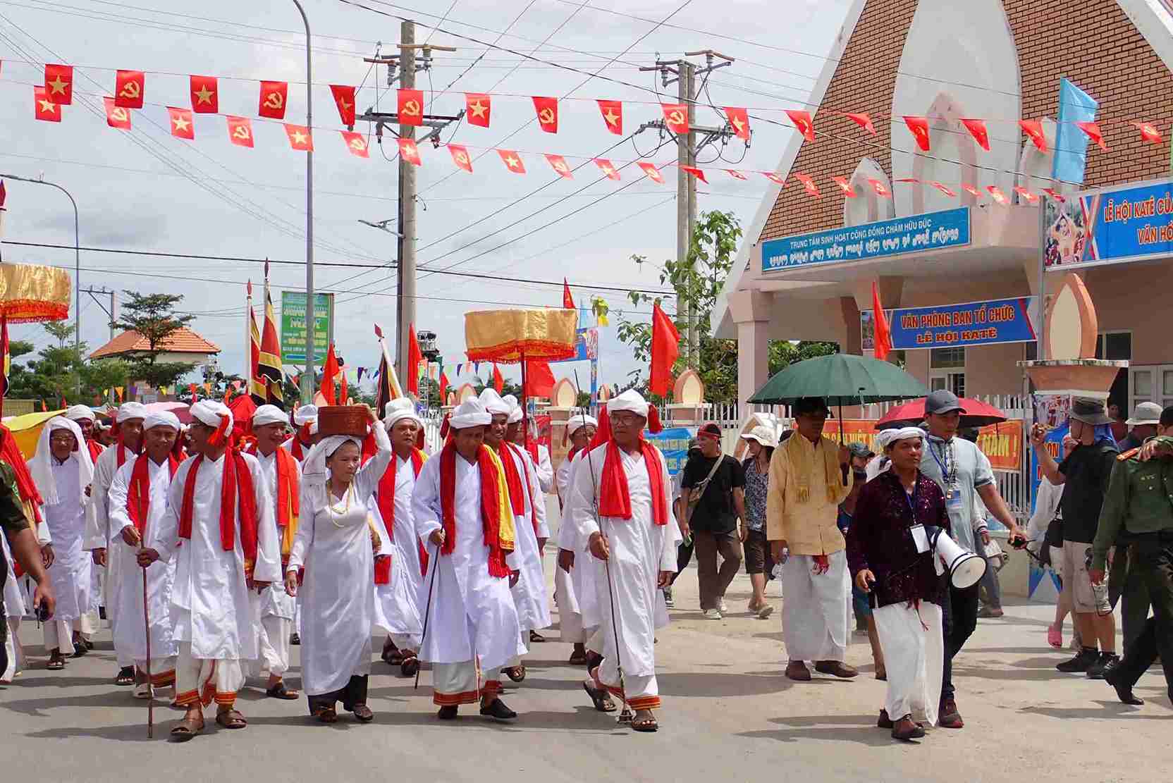 Nguoi Cham theo dao Balamon di bo ve Thap Po Klong Garai. Anh: Huu Long 