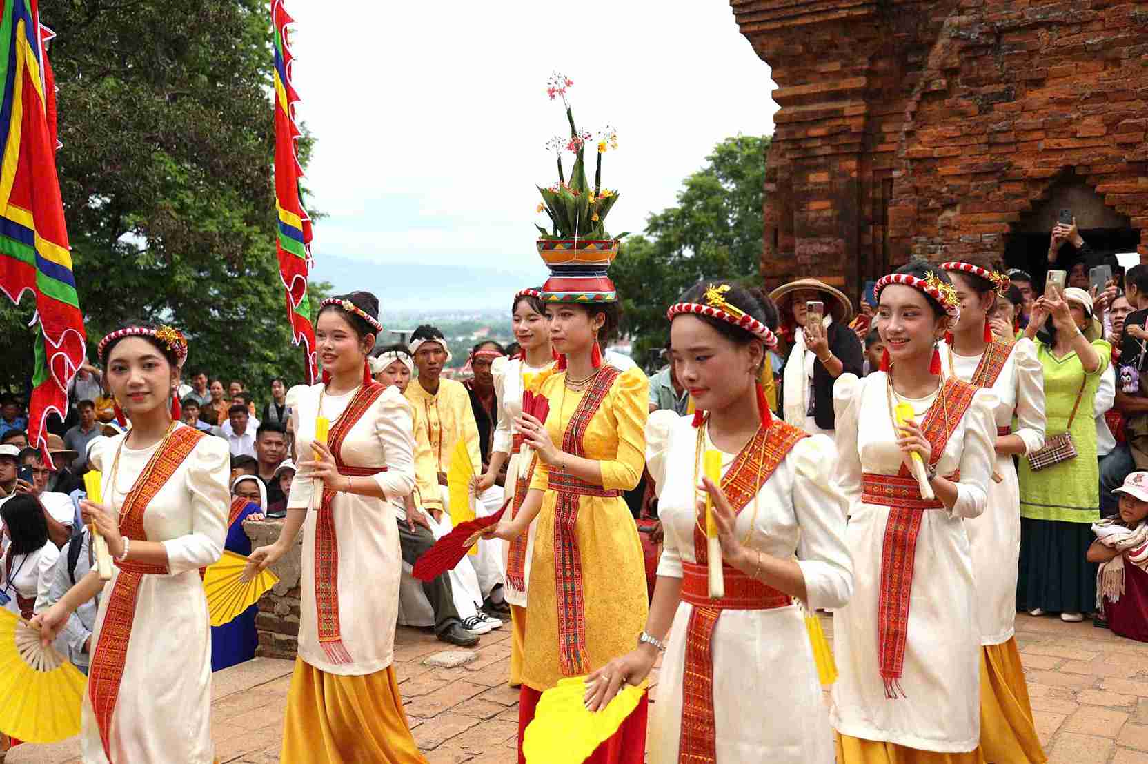 Nhung co gai Cham van trang phuc truyen thong day mau sac trong le hoi Kate. Anh: Huu Long