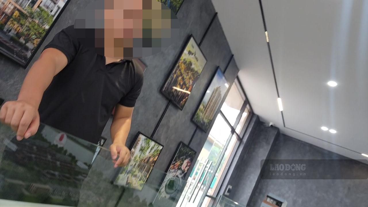 Việc tư vấn mua bán nhà ở xã hội trái quy định được môi giới thực hiện ngay tại văn phòng bán hàng của dự án khu dân cư Đại Thắng (phường Phổ Yên, Thái Nguyên). Ảnh: Nhóm PV.