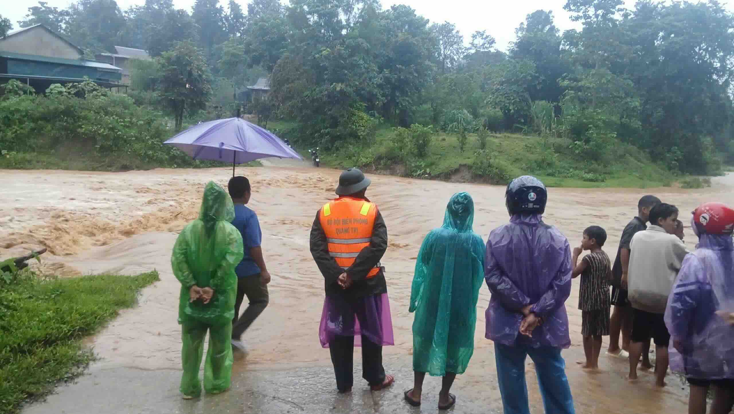 Heavy rain can easily cause flooding in the overflow culverts in the mountainous areas of Quang Tri. In the photo, the rain caused by storm No. 9 caused traffic disruption. Photo: Han Nguyen