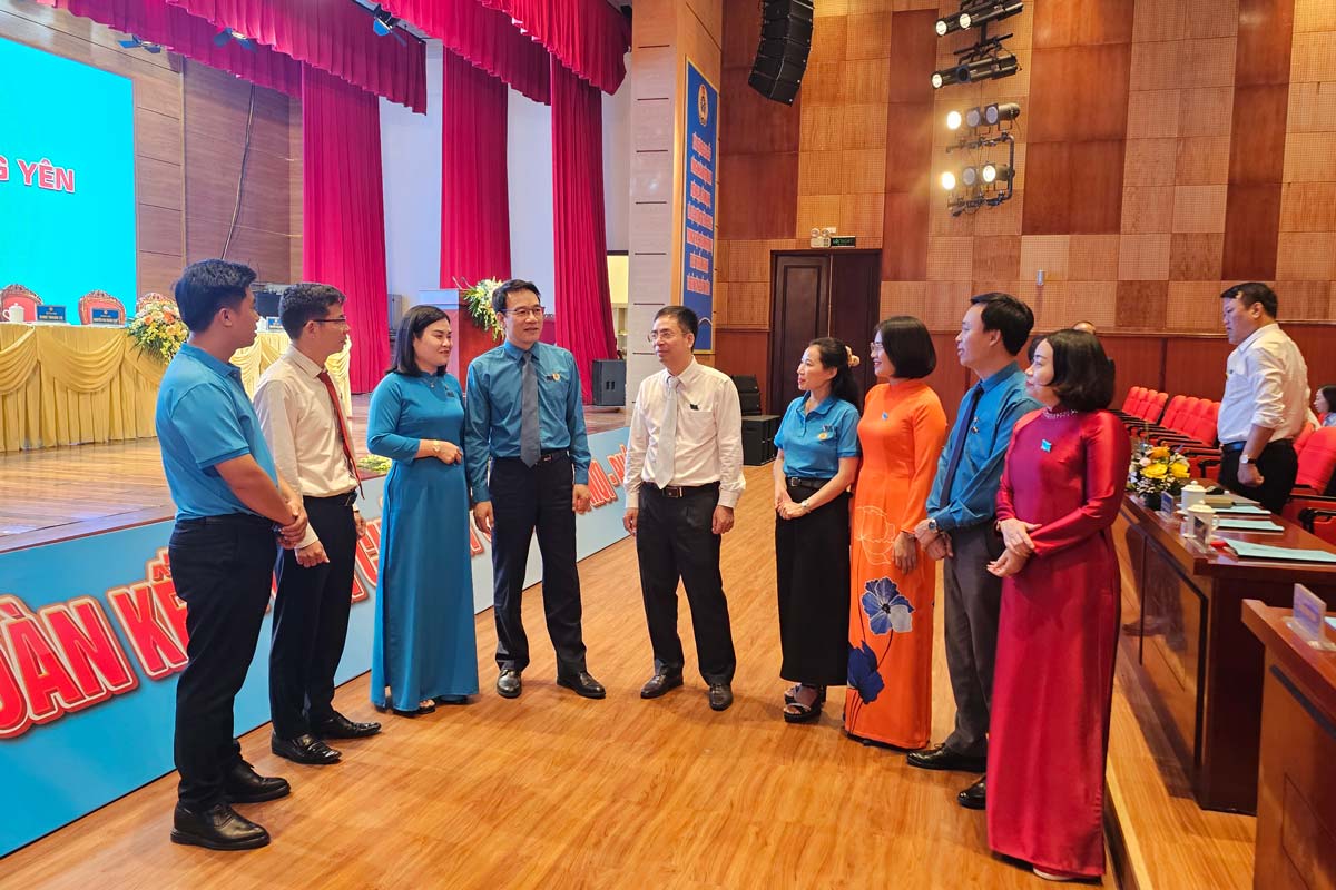 Cac dai bieu tham du Dai hoi trao doi tro chuyen ben le Dai hoi. Anh: Doan Hung