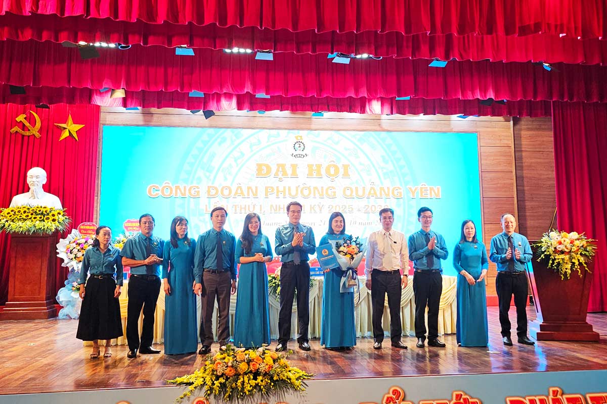2025~2030년 임기 Quang Yen 구 노동조합 집행위원회 및 검사위원회가 대회에 출범했습니다. 사진: Doan Hung