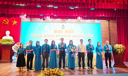 Ban Chấp hành và Ủy ban Kiểm tra Công đoàn phường Quảng Yên nhiệm kỳ 2025–2030 ra mắt Đại hội. Ảnh: Đoàn Hưng