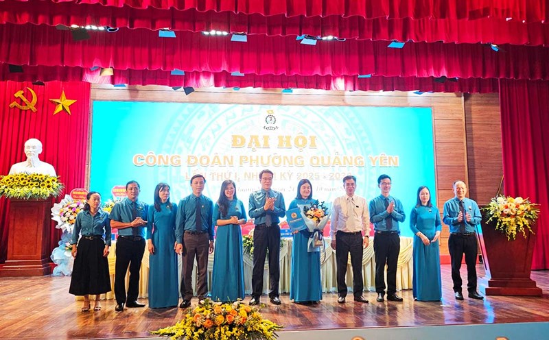 The Executive Committee and the Inspection Committee of the Quang Yen Ward Trade Union for the 2025-2030 term launched the Congress. Photo: Doan Hung